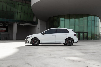 Prahové lišty V2 pro VOLKSWAGEN Golf Mk 8 GTI / GTI Clupsport / GTD / R-Line 2020+